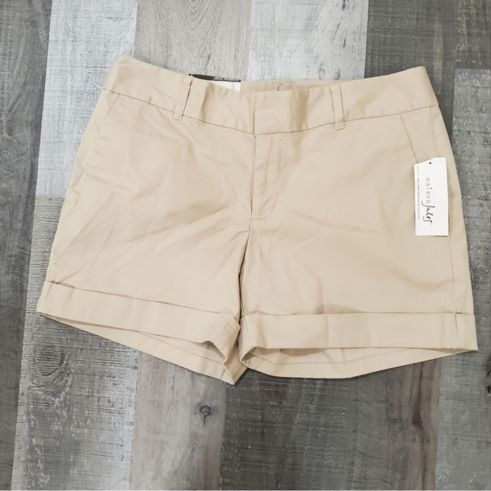 Classic Roll-Cuff Women's Shorts in Beige